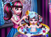 Draculaura Spala Bebelusul